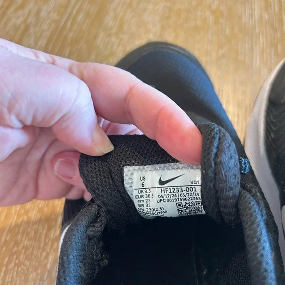 Nike Women's Air Max Nuaxis Shoes - Picture 7 of 7